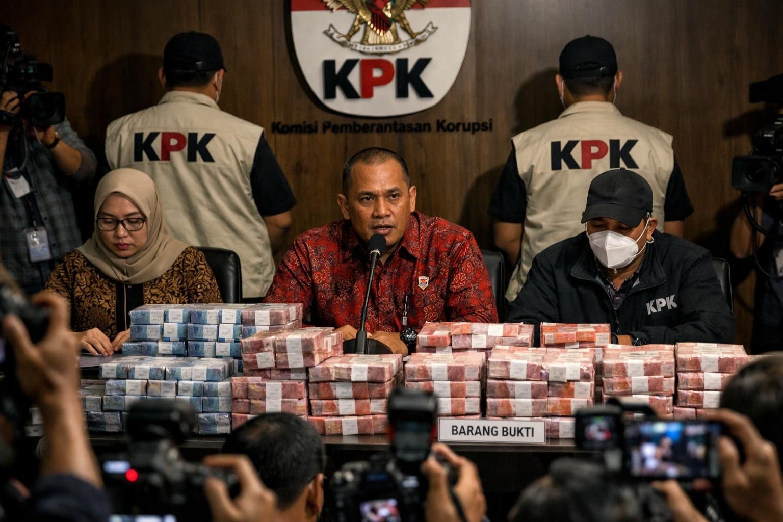 kpk menyita rp 2 miliar dari operasi tangkap tangan terhadap bupati pemalang anom widiyantoro, mengungkap kasus korupsi terbaru.