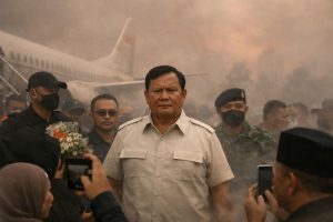 kedatangan prabowo di pekanbaru disambut dengan kabut asap tebal akibat kebakaran hutan dan lahan (karhutla) yang melanda wilayah tersebut.