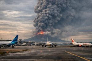 bandara soetta ditutup sementara hingga pukul 13.30 wib akibat erupsi anak krakatau. simak informasi terbaru hanya di detiknews.